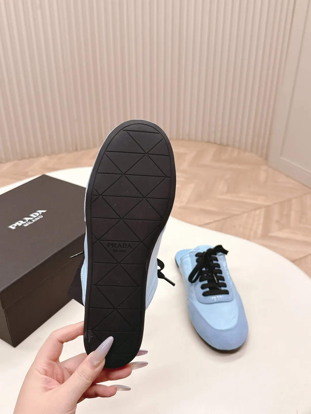 👟👟Ex-factory price 480👟👟 New color half-flop Prada Collapse recycled nylon and suede leather stretch half-flop 2025 spring and summer latest catwalk model Forrest Gump slippers Fashion item thin casual slippers This extremely lightweight sports shoe is made of recycled nylon and suede leather to create a three-dimensional shoe shape. The mixed materials highlight Prada's sports style and exquisite craftsmanship soul. The flat bottom design and elastic side cuffs make it easy to put on and take off with ease. The upper is decorated with a screen-printed logo ● Thin rubber sole · Removable leather insole upper, a casual shoe that is light, easy to wear and practical, with an original molded rubber outsole! Encounter a variety of colors combined with Forrest Gump shapes and iconic details such as Prada regenerated nylon to interpret a new style. Size: Women’s size. 35～39# 40.41